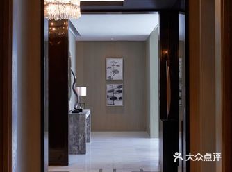 红棕色调的内饰赋予空间，奢华且内敛的设计感