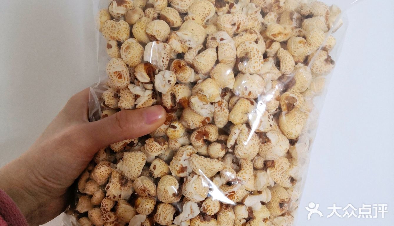 老师傅把它们装进黑黑圆圆的炉子，在火上转呀转的