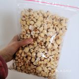老师傅把它们装进黑黑圆圆的炉子，在火上转呀转的