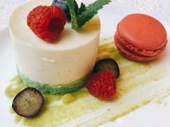 香草芝士慕斯配马卡龙-花园5號餐厅