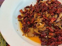 干椒炒美味牛肝菌-老滇山寨•云南特色菜•地方菜•民族风情歌舞表演(金碧店)