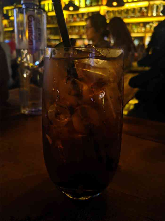 来到后海酒吧一条街门口全是拉人的大哥这阵势真的很吓人然后走到后面