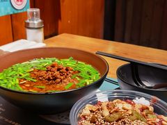 小鲜肉米线-八月美食小馆(银泰城总店)