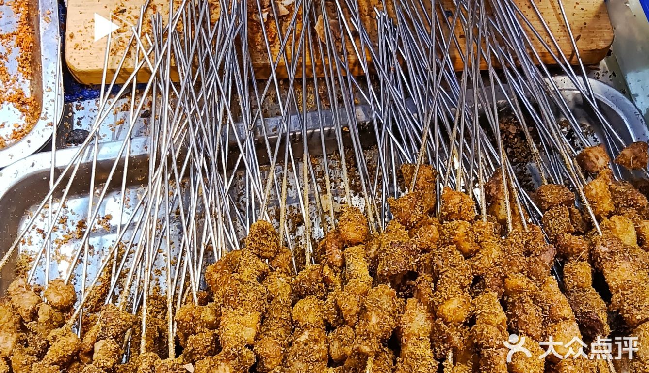 酥掉渣的烧饼包裹上肥瘦相间的肉串，分分钟勾起你的食欲！