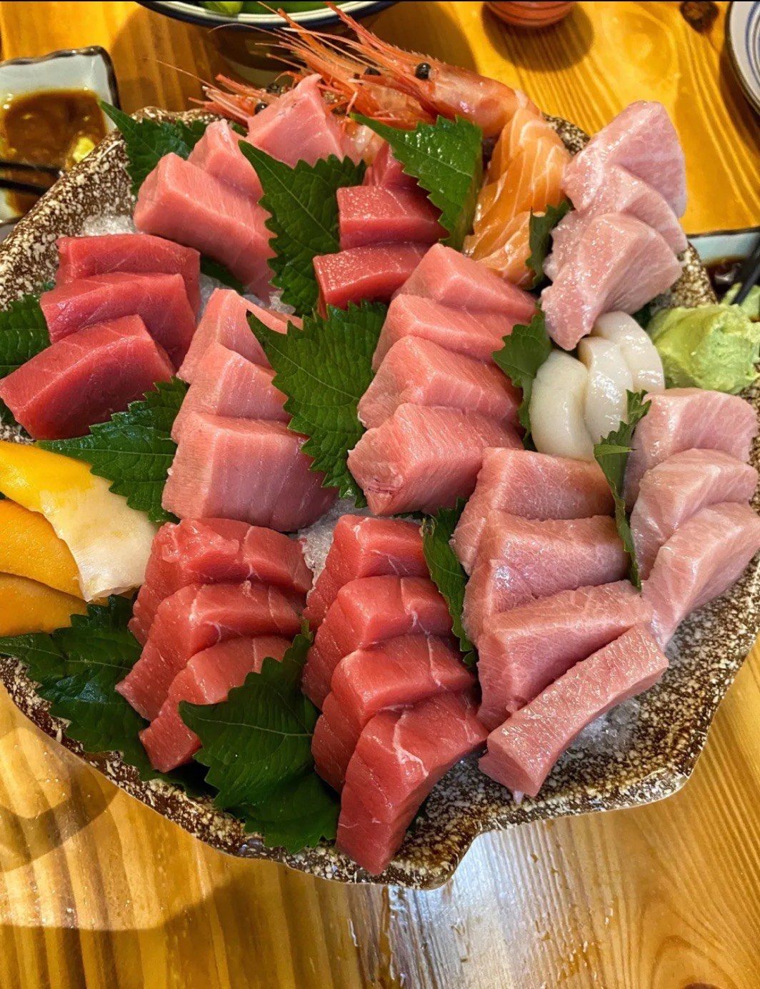 n
蓝鳍金枪鱼的赤身部分肉质紧实,富有嚼劲,颜色较深,有独特的