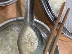 蒸饺的汤汁-清真老铁家灌汤包