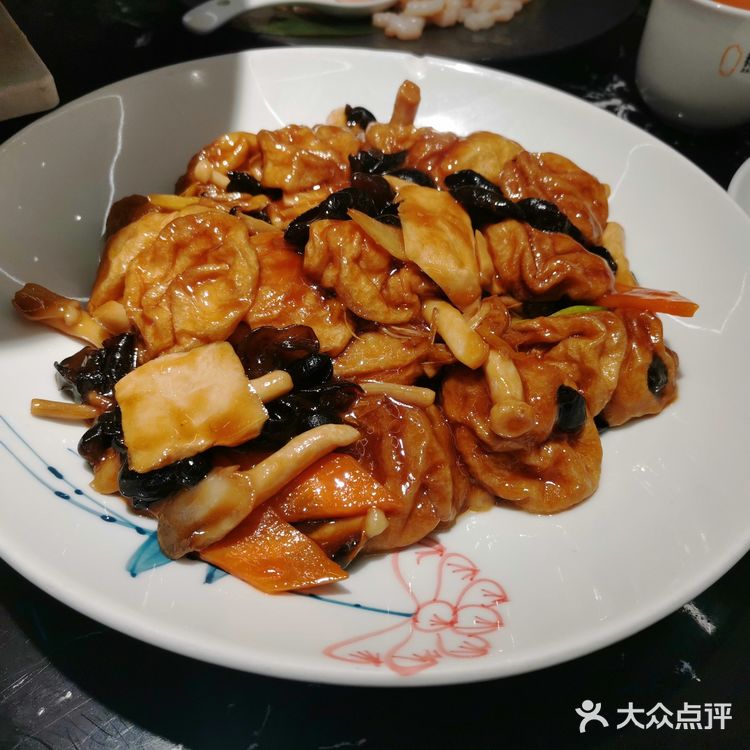 周末和姐妹一起去南新路上的稻山村吃饭，中午饭点已经有