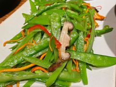 五彩花菇荷兰豆-云海肴·汽锅鸡·云南代表菜(天山百盛优客店)