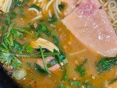 招牌炸酱酸辣米线-肥汁米蘭香港米线(长宁来福士店)