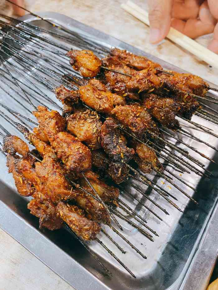 阿龙烧烤(小南门店)-"位置就在小南门,今天下雨人依旧很多,朋友.