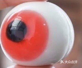 眼球糖的外层是棉花糖，咬开里面还有爆浆夹心