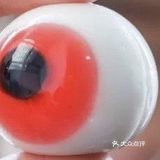 眼球糖的外层是棉花糖，咬开里面还有爆浆夹心