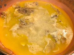 浓厚原只鸡煲花胶汤-鲜入围煮花胶鸡海鲜火锅