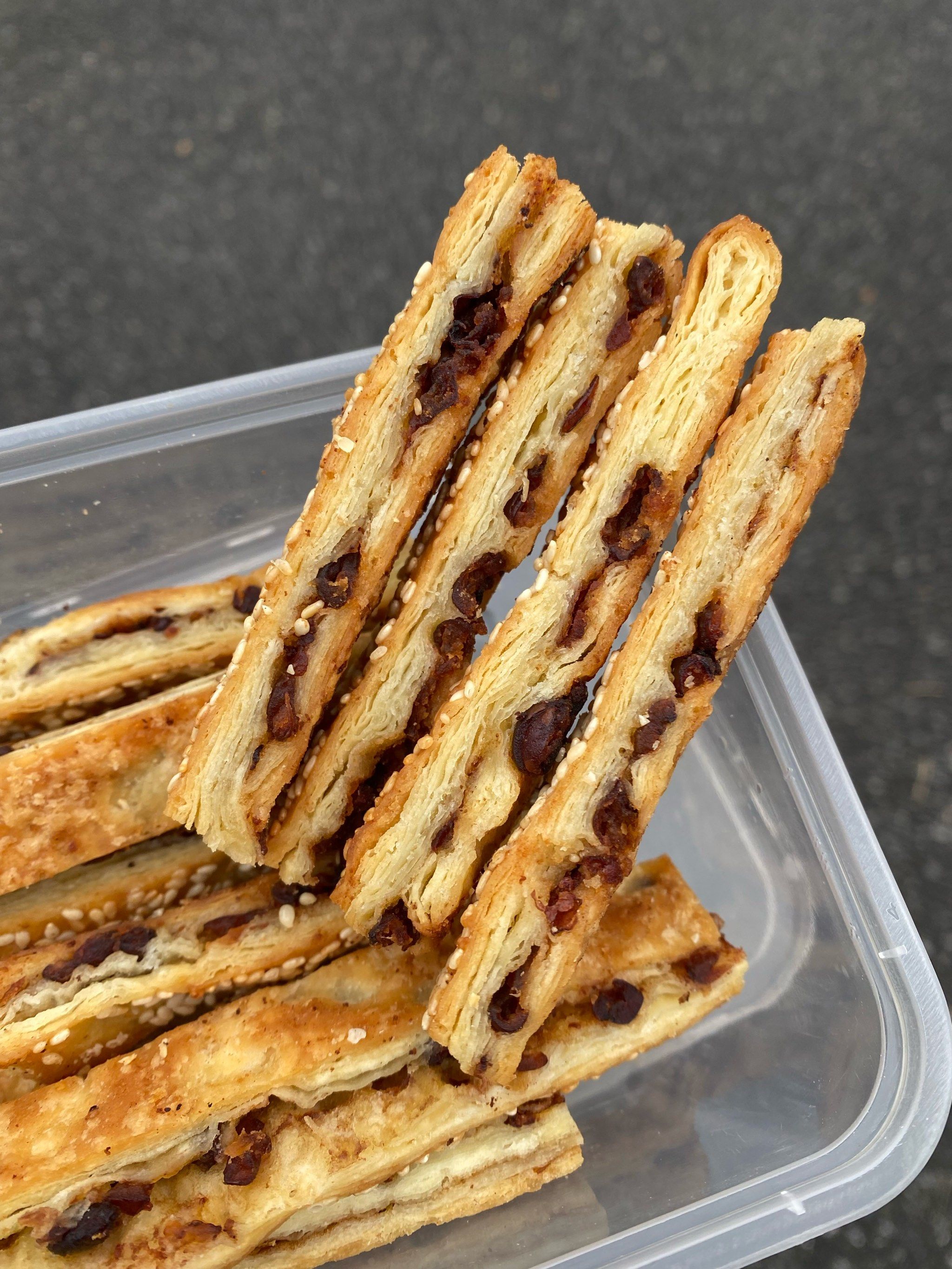 现做现烤出来的红豆酥\\n层层酥皮夹上红豆颗粒\\n还撒上了白芝麻\\n