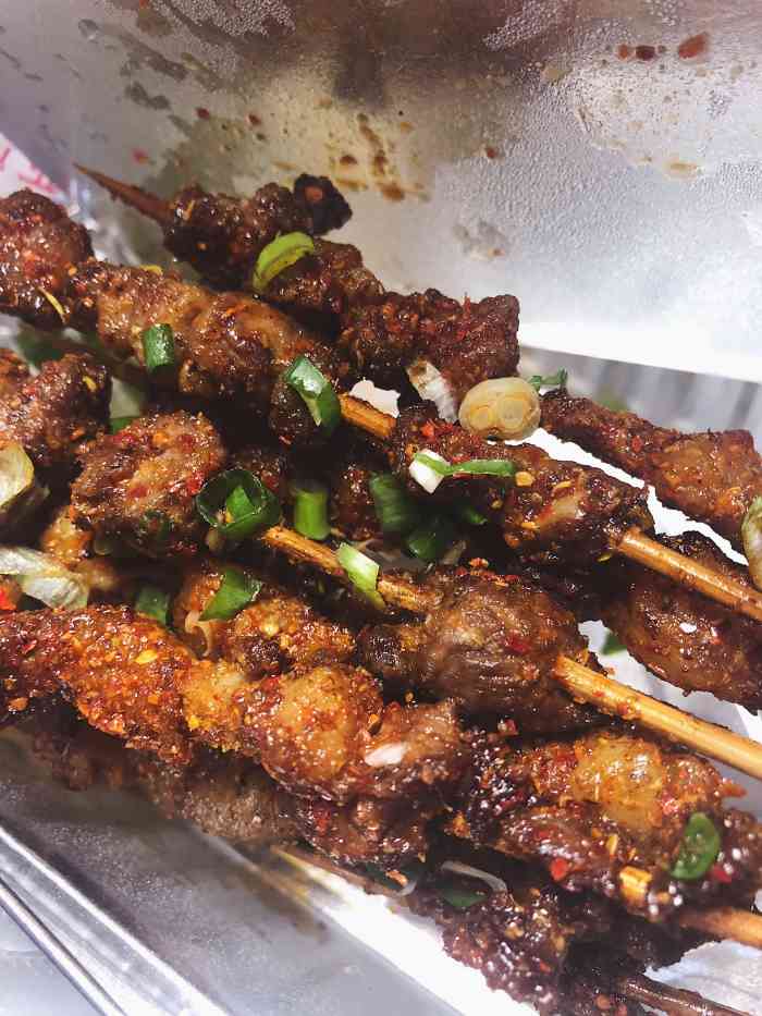 打分 50 /人 正儿八经喜欢你们家羊肉串 每次外卖都点哈哈哈哈