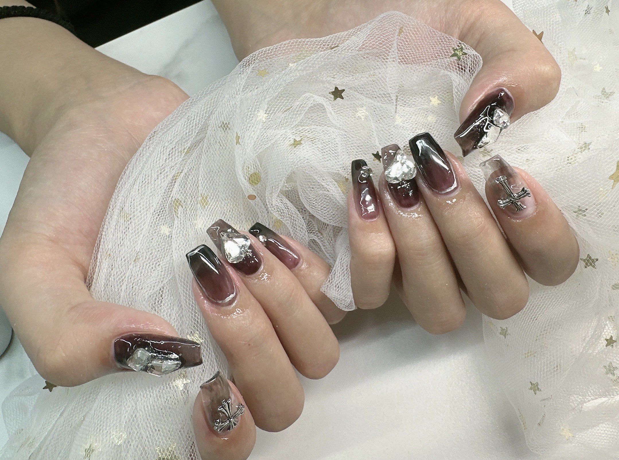 黑色克罗心十字架美甲酷女孩的首选