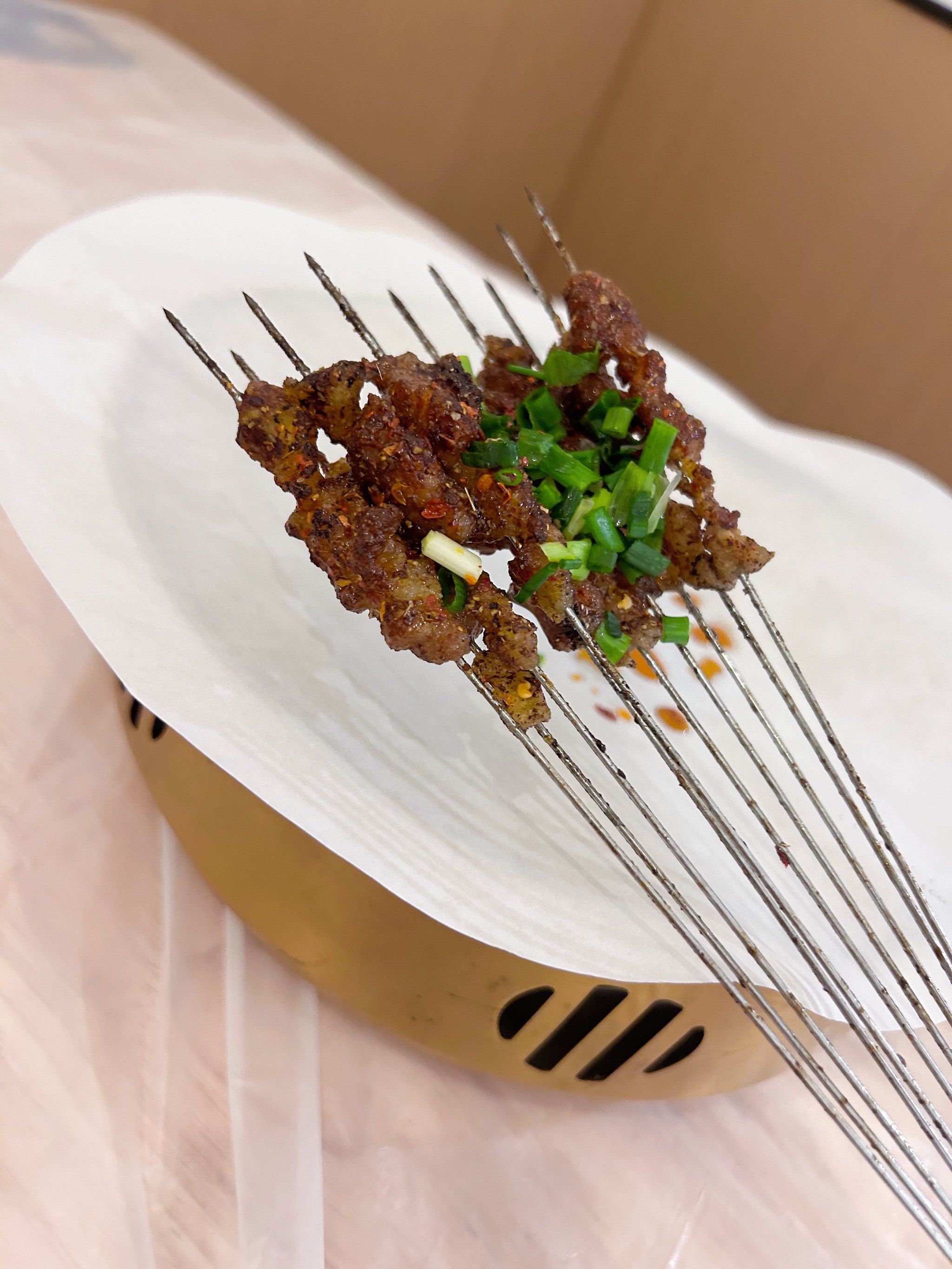 n裹上折耳根蘸水非常美味
鲜嫩的小肉串在炭烤架上滋啦冒油,香气