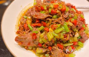 Spicy Yellow Beef with Chili Peppers