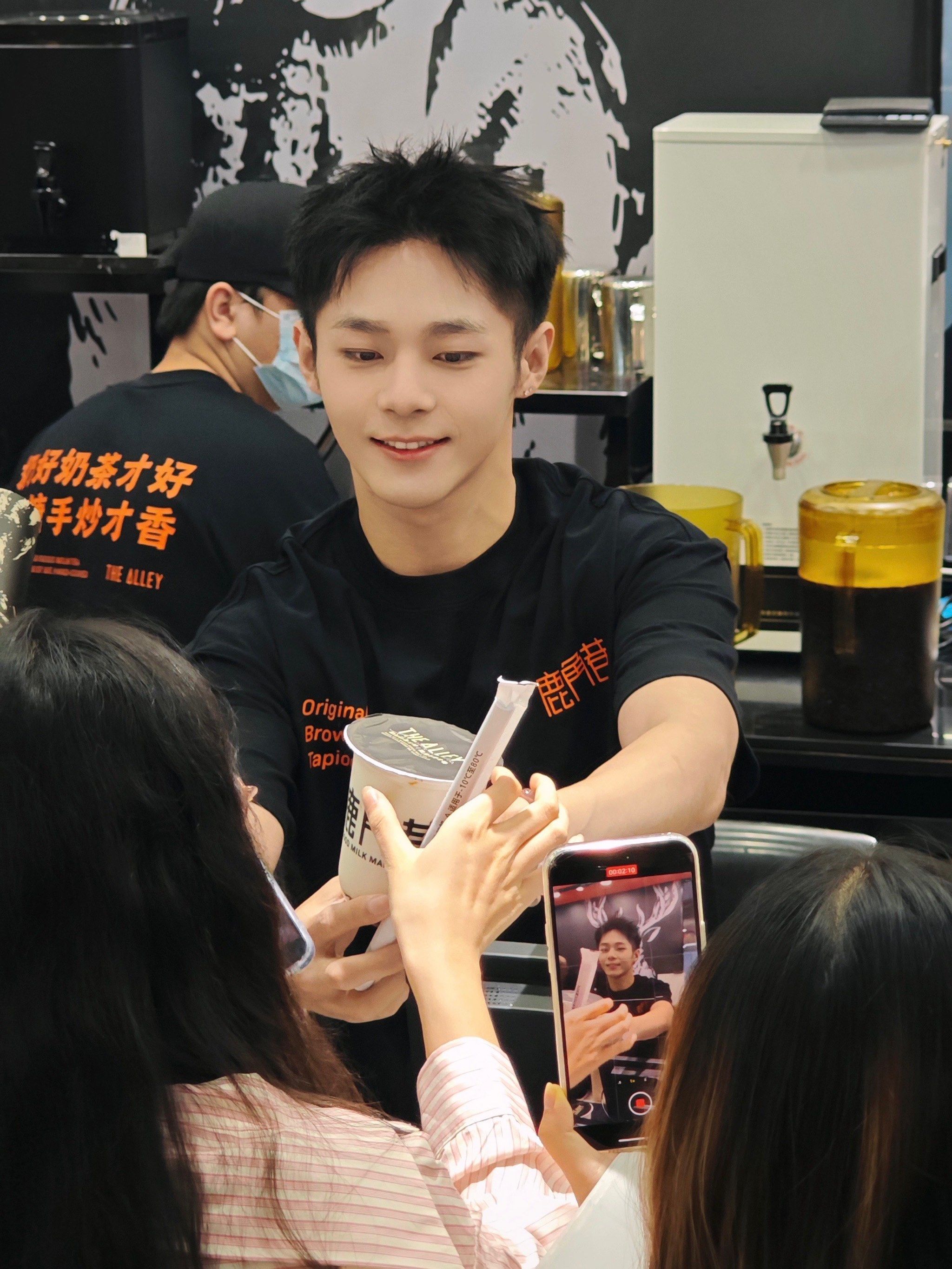 东莞鹿角巷!喝到潘宥诚做的奶茶囖!
