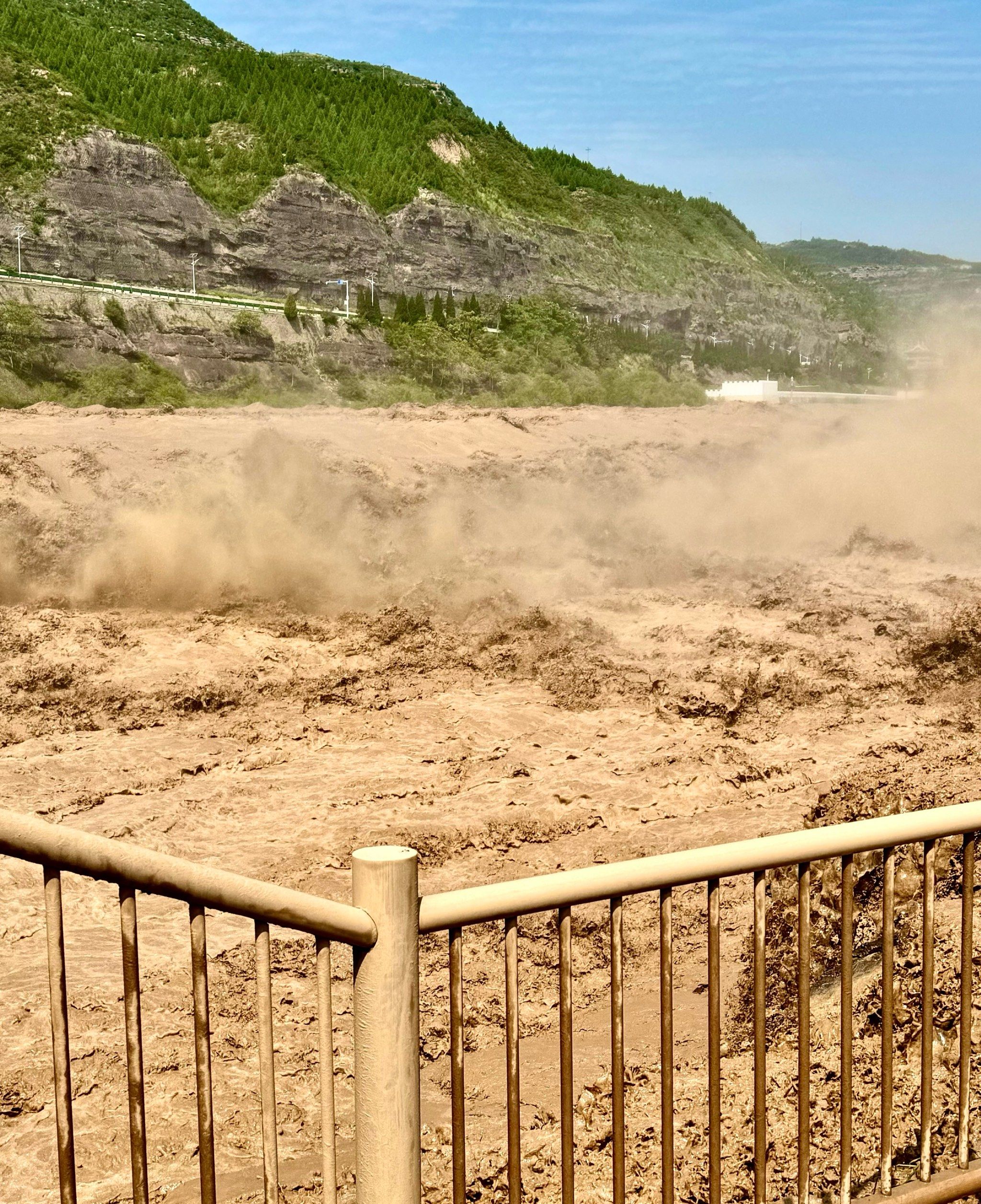 哎呦我去……壶口瀑布这泥