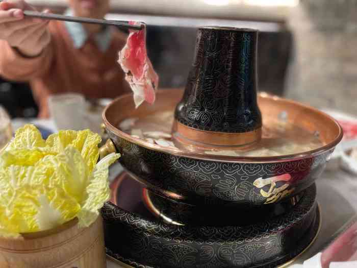 丁卯涮肉(朝阳门店)-"机器人上餐很萌. 格局很大的涮肉馆,房.