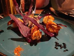 煎虾配紫薯泥薯片及姜味柠檬汁-AZUL by FUEL蓝色·法式酒馆(琶醍店)