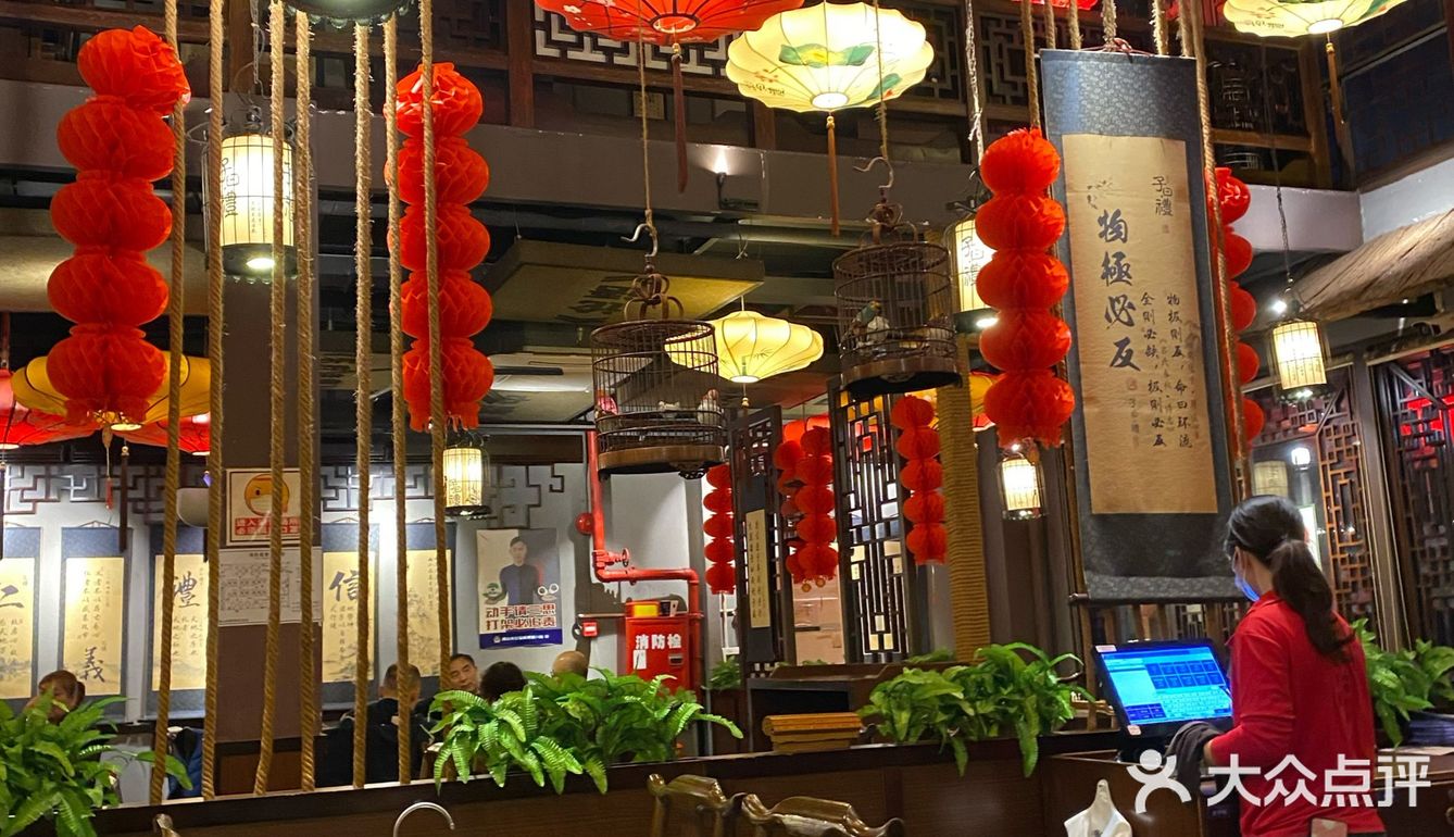 甜甜的，好吃极了。还有个什么饼，我一个没吃