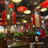 甜甜的，好吃极了。还有个什么饼，我一个没吃