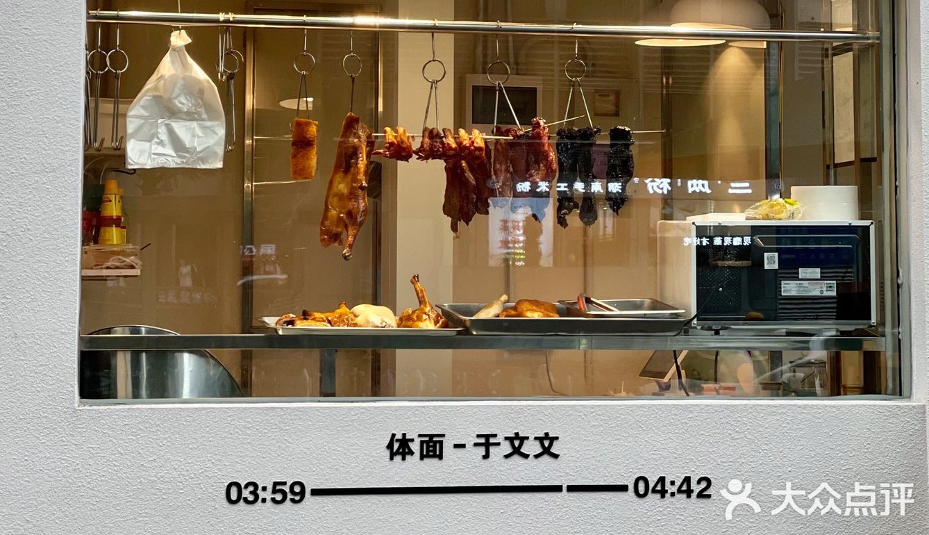 路过这家店的风格 也太fashion了吧