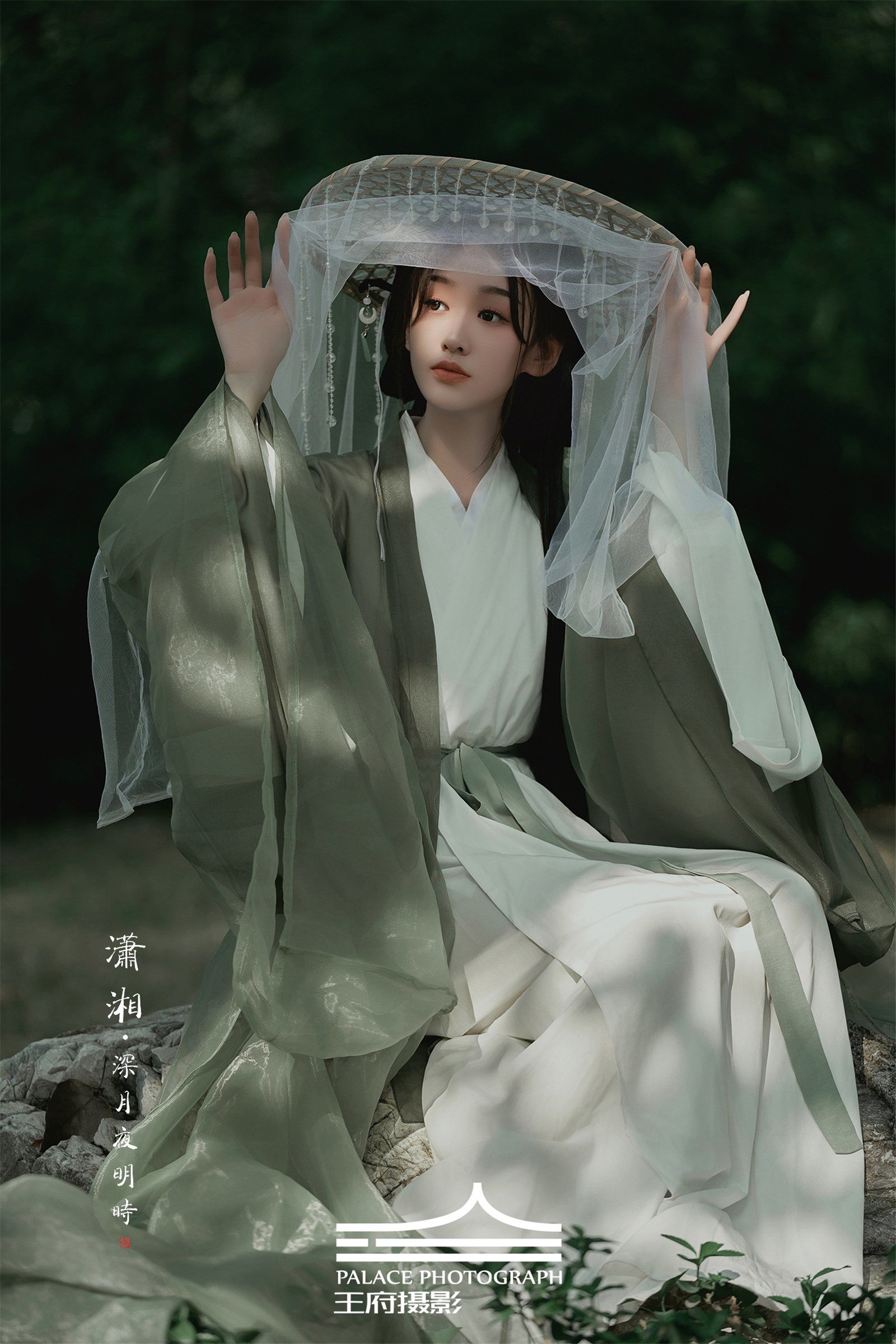古风汉服写真呢
——
一袭素雅汉服搭配清透妆容
加上充满灵气