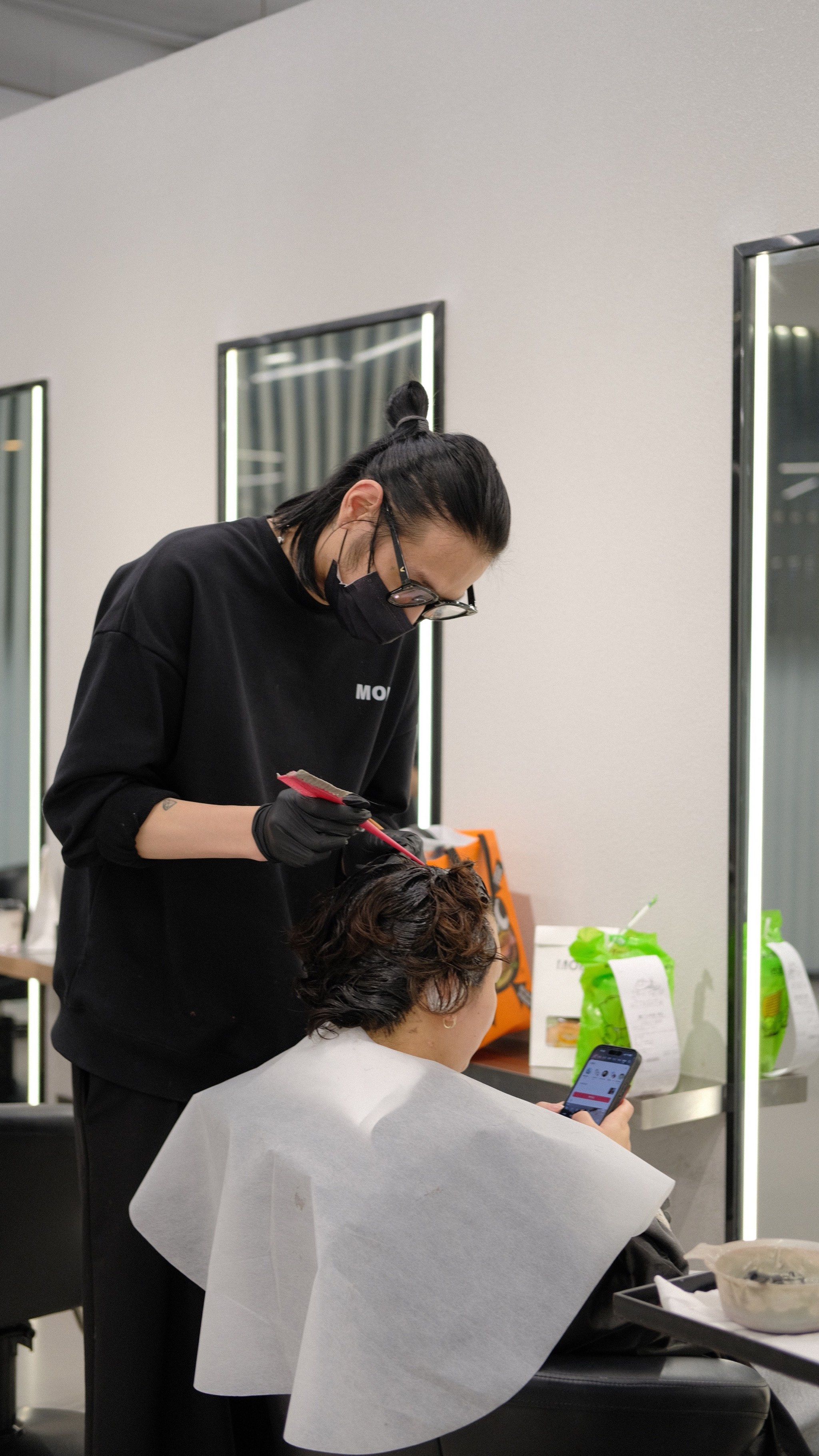 忙碌理发店的一天