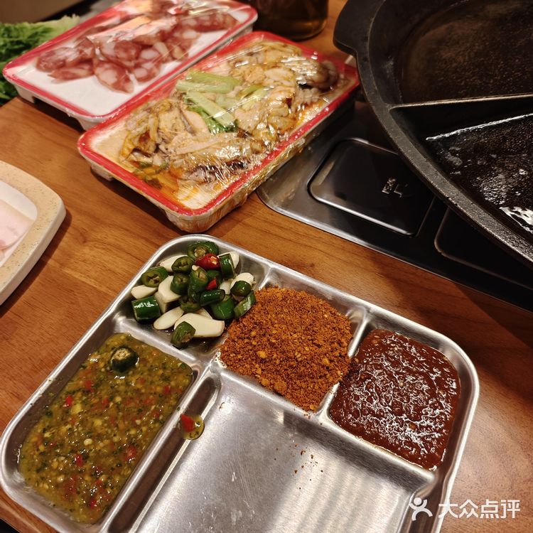 品尝烤肉美味