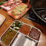 品尝烤肉美味
