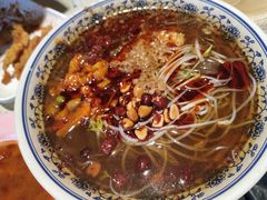 -爆炸头阿姨小四川正宗川味小吃(无任何分店)