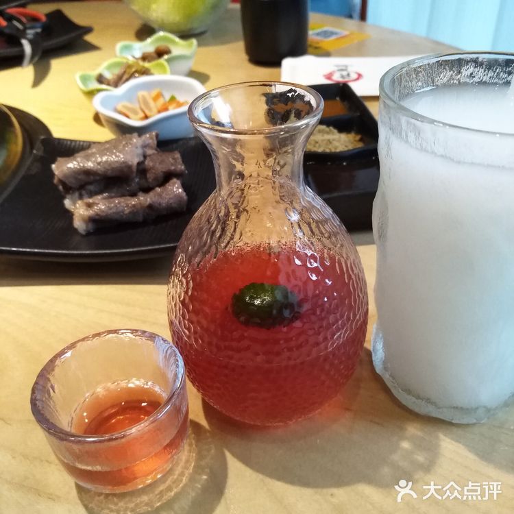 三角牛霖，店员一直帮忙在烤肉，外焦里嫩烤的好香哦