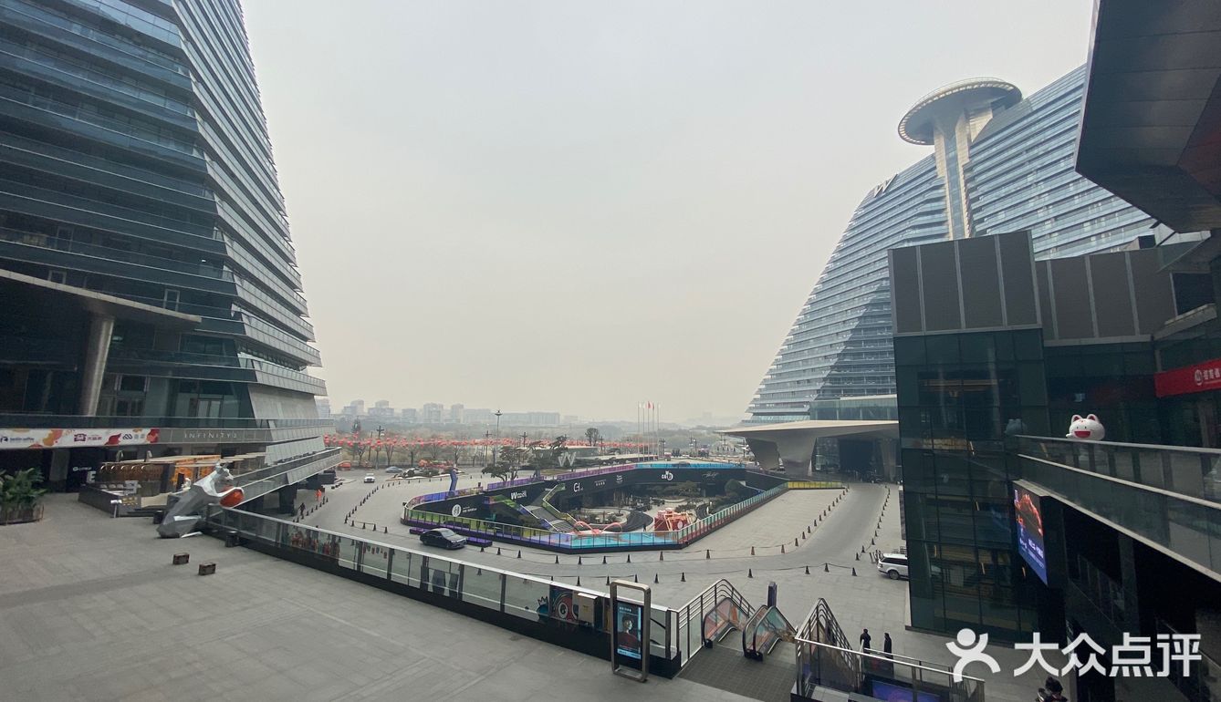 玩饿了来万众国际可以边品尝美食边欣赏曲江池的夜景