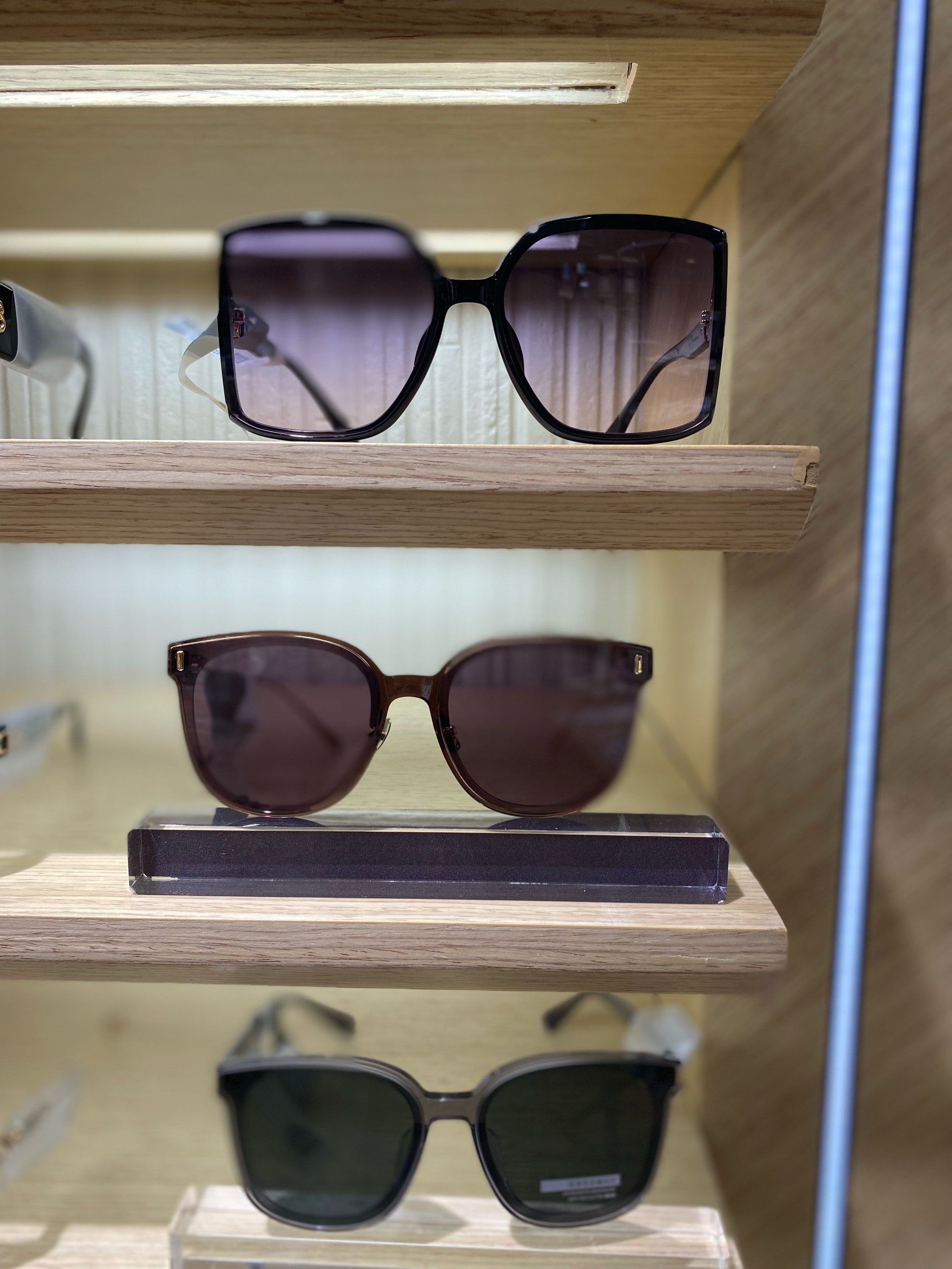 作为近视眼带太阳镜真的有点麻烦,能配有度数的太阳眼镜就是嗲,夏天