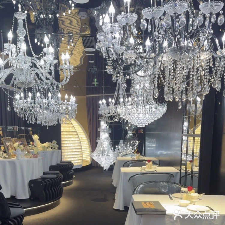 月下品味美食时光