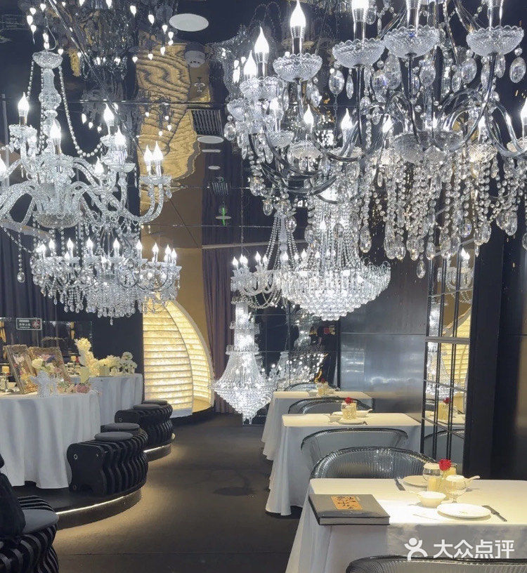 月下品味美食时光