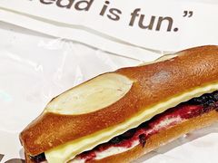 现熬蓝莓芝士碱水棒-PAOPAO Bakery&Café(港汇店)