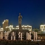 早是人烟，跳广场舞的，吃夜宵的