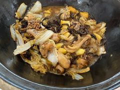 小鸡炖蘑菇-粘豆包柴火铁锅炖