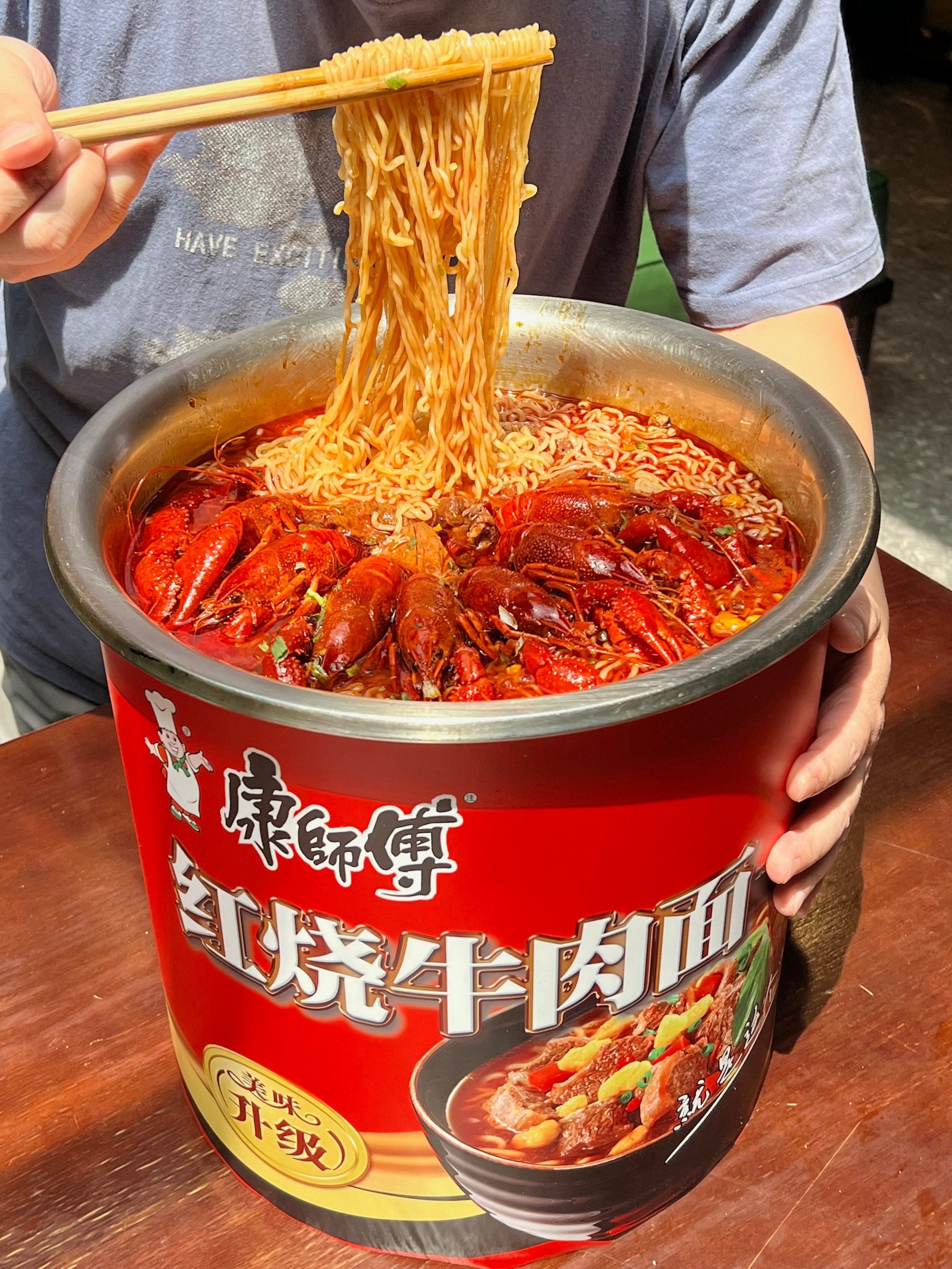 上海真是太超前了.龙虾泡面桶好好吃!