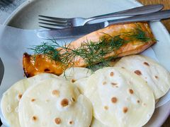 烟熏三文鱼配烤饺子皮和芥末籽酱-BOR Eatery(安福路店)