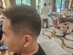 -东方先生国潮男士理发馆