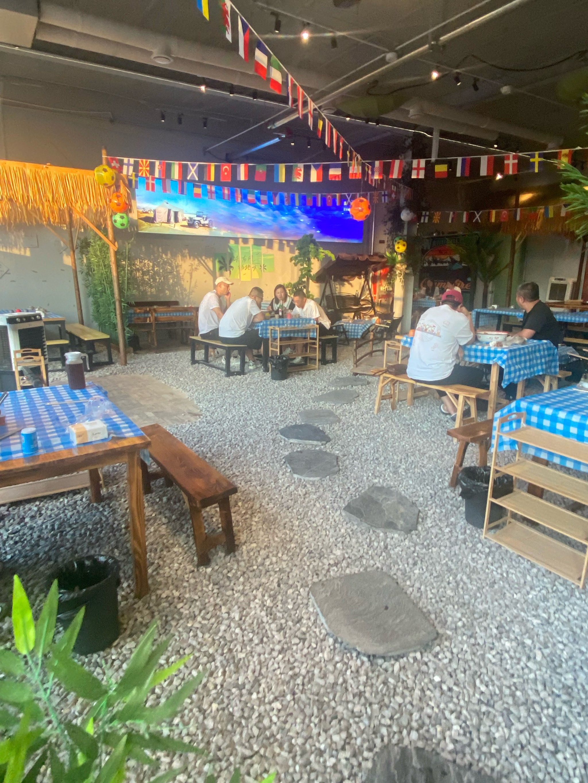 进去之后发现装修也挺别致,地面铺的是碎石子,挺有意思.