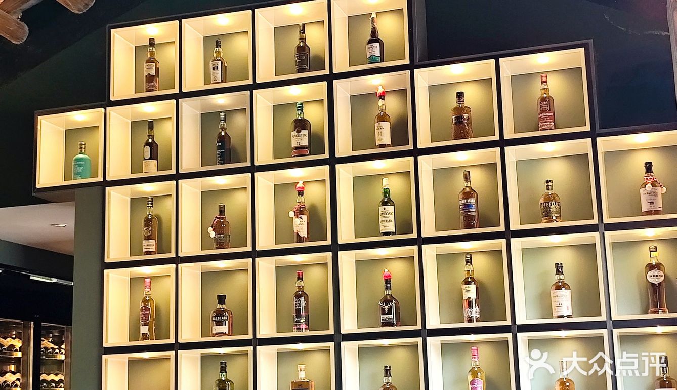 一家以酒🍺咖啡☕️为主的复古店