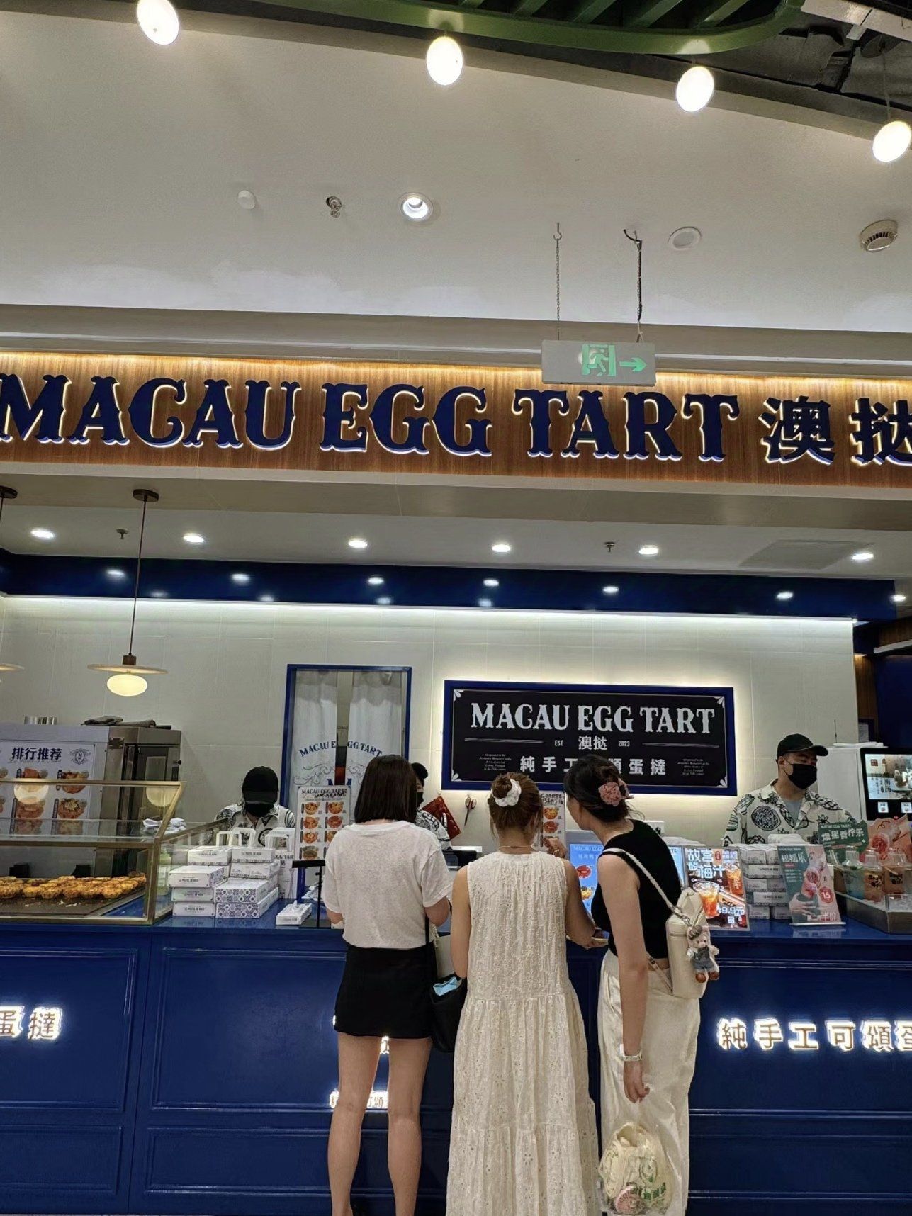 人潮涌动的面包店
