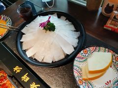 -老牌坊云南鱼豆花火锅(哈西万达店)