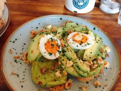 牛油果煮蛋吐司-RAC BAR(安福路店)